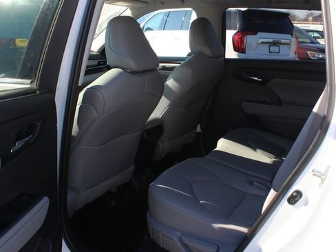 Used 2022 Toyota Highlander XLE image 25