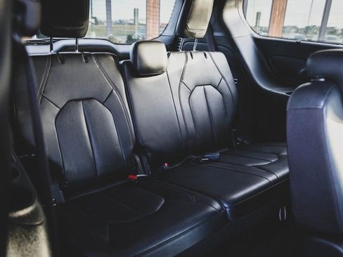 Used 2020 Chrysler Pacifica Touring-L image 27