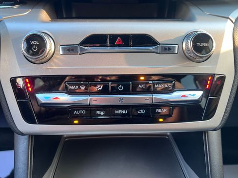 Used 2022 Ford Explorer XLT image 32