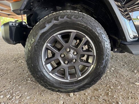 Used 2020 Jeep Gladiator Overland AWD/4WD image 41
