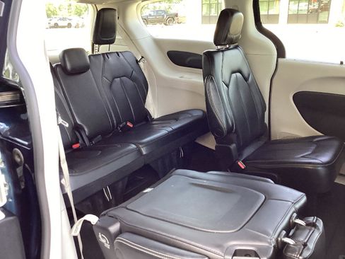 Used 2023 Chrysler Pacifica Touring-L FWD image 16