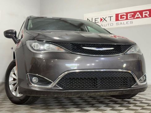Used 2018 Chrysler Pacifica Touring-L FWD image 3