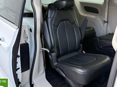 Certified 2024 Chrysler Pacifica Touring-L image 22