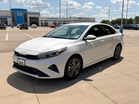 Used 2023 Kia Forte LXS FWD image 3