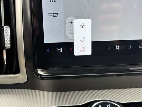 Used 2025 Ford Expedition Active image 24