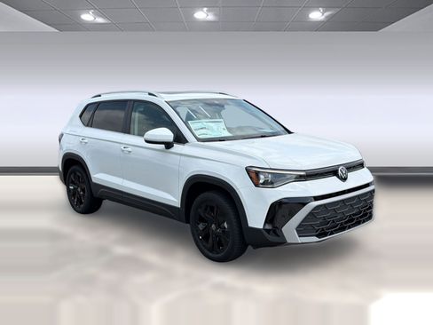 New 2026 Volkswagen Taos SE FWD image 7