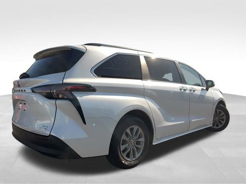 Used 2024 Toyota Sienna XLE FWD image 5