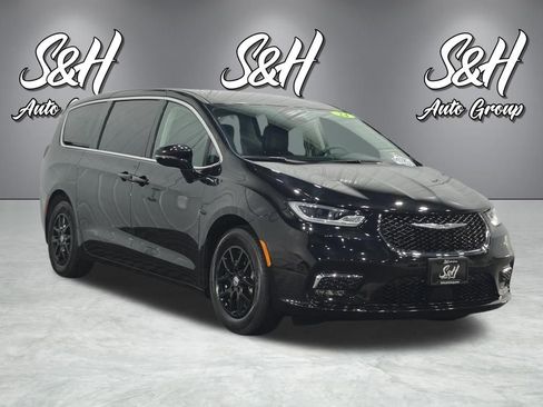 Used 2024 Chrysler Pacifica Touring-L FWD image 2