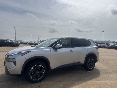 Certified 2025 Nissan Rogue SV image 9