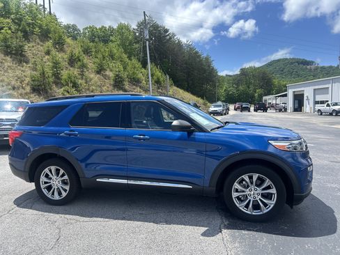 Used 2020 Ford Explorer XLT w/ Equipment Group 202A AWD/4WD image 8