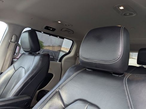 Used 2022 Chrysler Pacifica Touring-L image 13