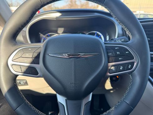 Used 2023 Chrysler Pacifica Touring-L image 29