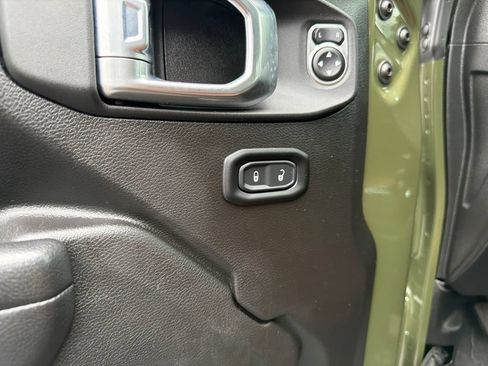 Used 2023 Jeep Gladiator Sport AWD/4WD image 19