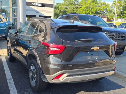 Used 2025 Chevrolet Trax LT FWD image 4