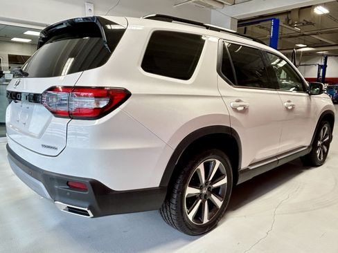 Used 2025 Honda Pilot Touring image 10