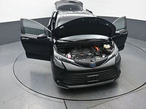 Used 2025 Toyota Sienna XLE image 59