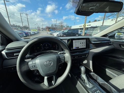 Used 2025 Toyota Camry LE image 33