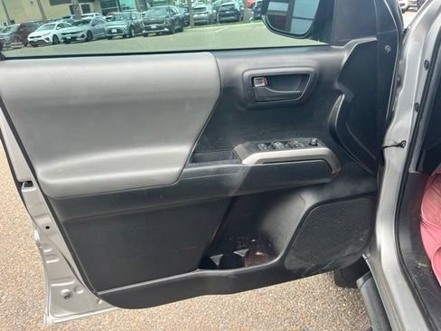 Used 2022 Toyota Tacoma SR5 RWD image 9