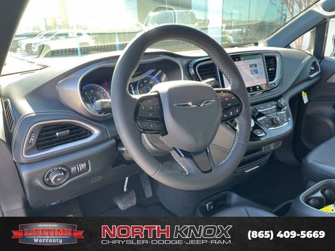 New 2026 Chrysler Pacifica Select image 6