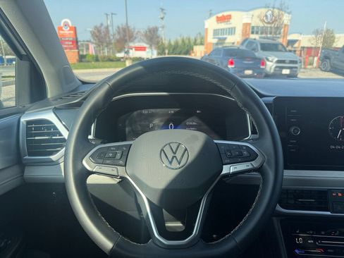 Used 2025 Volkswagen Taos SE AWD/4WD image 29