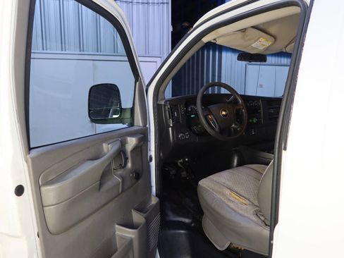 Used 2009 Chevrolet Express 2500 image 19