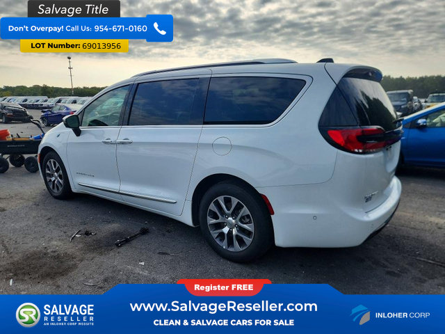 Used 2023 Chrysler Pacifica Pinnacle FWD image 3