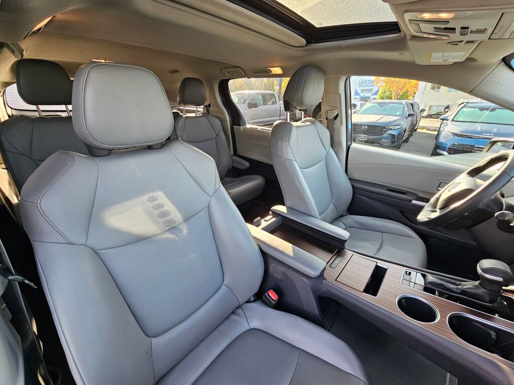 Used 2021 Toyota Sienna XLE FWD image 34