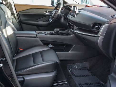 Used 2023 Nissan Rogue SV w/ SV Premium B Package image 12