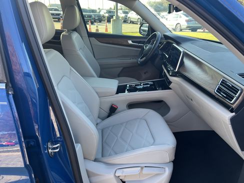 Certified 2025 Volkswagen Atlas SE image 28