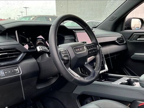 Used 2024 GMC Acadia AT4 w/ Luxury Package image 17