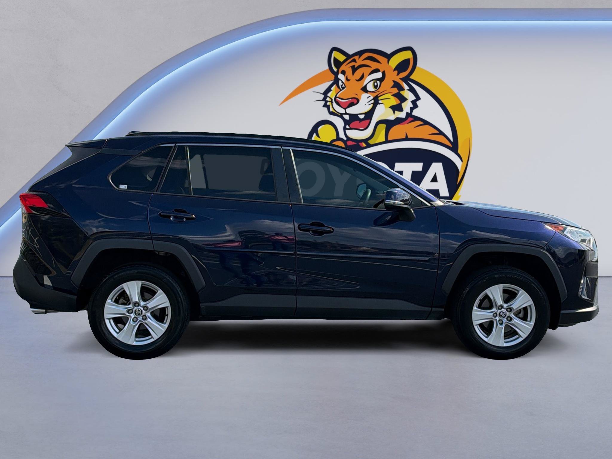 Used 2021 Toyota RAV4 XLE w/ Convenience Package FWD image 4
