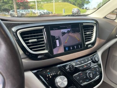 Used 2019 Chrysler Pacifica Touring-L w/ Advanced Safetytec Group FWD image 23
