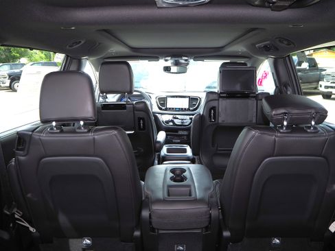 New 2025 Chrysler Pacifica Select w/ Uconnect Theater Family Group image 13