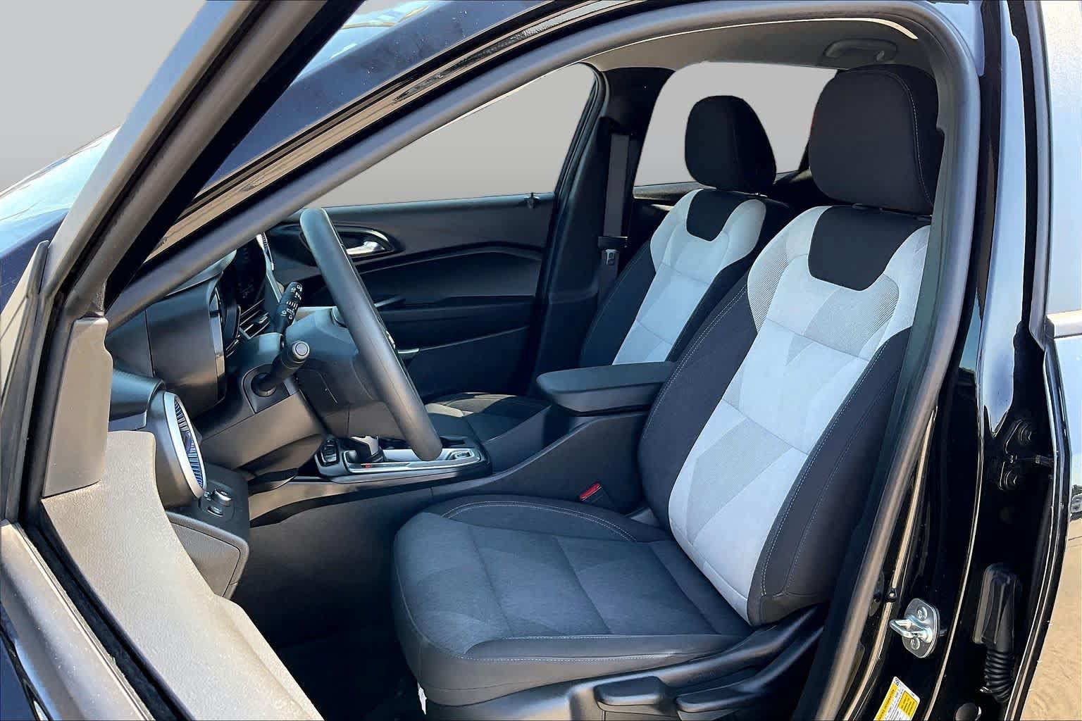 Used 2025 Chevrolet Trax LS FWD image 8