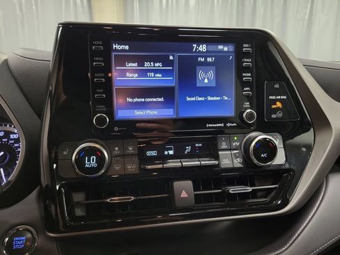 Used 2022 Toyota Highlander XLE AWD/4WD image 18