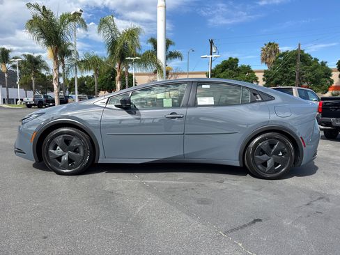 New 2027 Toyota Prius LE FWD image 7