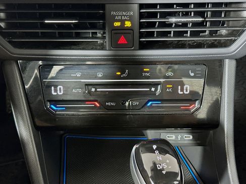 Used 2025 Volkswagen Jetta SE w/ Sunroof Package FWD image 23