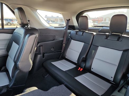 Used 2022 Ford Explorer XLT w/ Equipment Group 202A image 5