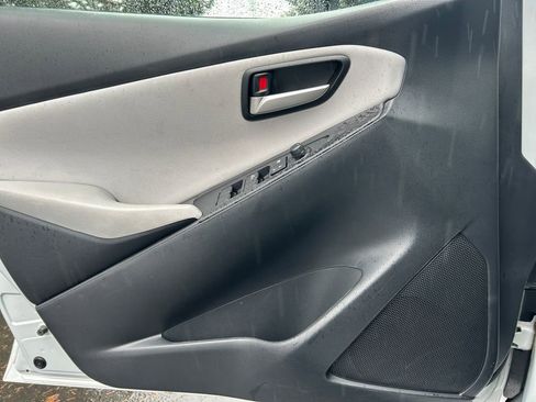 Used 2020 Toyota Yaris L image 23