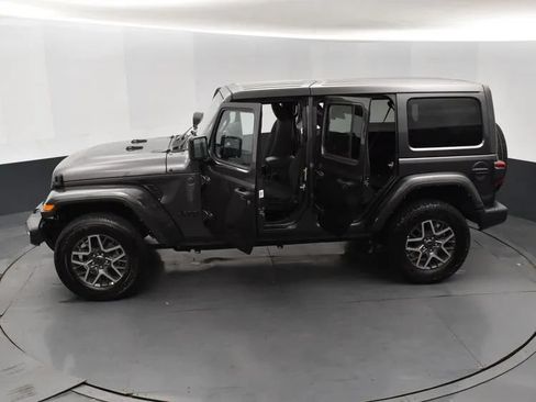 Used 2025 Jeep Wrangler Unlimited Sahara AWD/4WD image 7