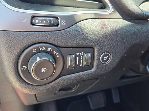Used 2019 Jeep Cherokee Latitude Plus w/ Comfort/Convenience Group FWD image 28