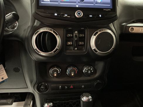 Used 2017 Jeep Wrangler Unlimited Sahara w/ Connectivity Group AWD/4WD image 14