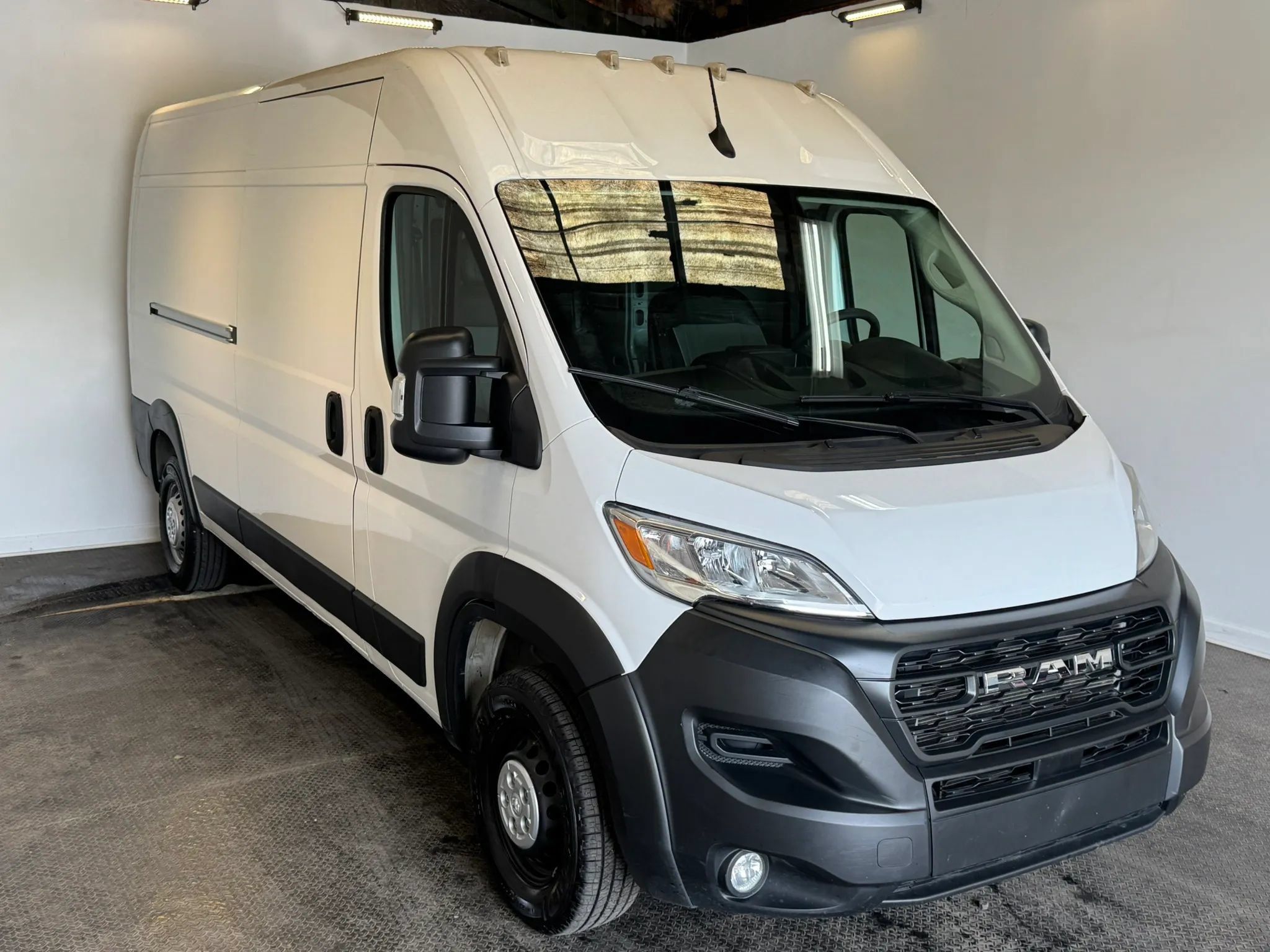Used 2024 RAM ProMaster 2500 w/ Convenience Group FWD image 3