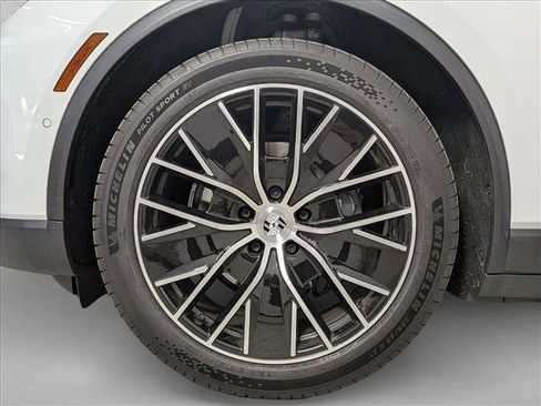 Certified 2025 Porsche Macan Electric image 27