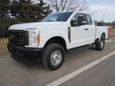 Used 2023 Ford F250 XL w/ FX4 Off-Road Package AWD/4WD image 4