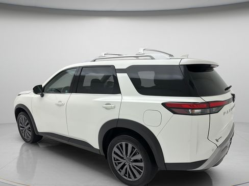 Used 2023 Nissan Pathfinder SL w/ SL Premium Package AWD/4WD image 4