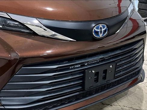 Used 2021 Toyota Sienna LE AWD/4WD image 26