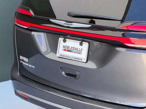 Used 2022 Chrysler Pacifica Touring-L FWD image 35