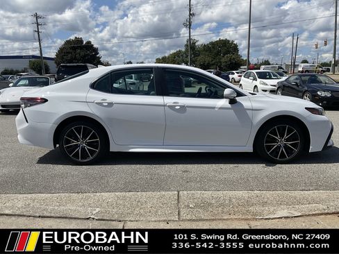 Used 2022 Toyota Camry SE image 12