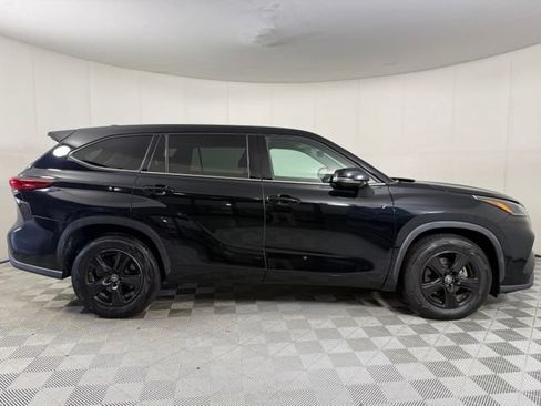 Used 2021 Toyota Highlander LE FWD image 8